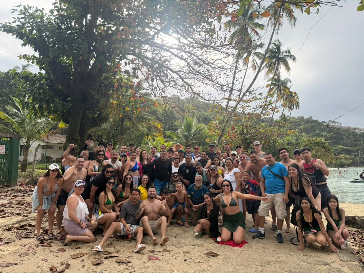 Grupo en la playa durante el paseo en barco por Angra dos Reis