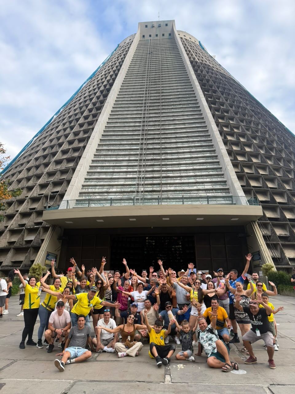 Grupo de la Selección Mixta de San Isidro frente a la Catedral Metropolitana de Río
