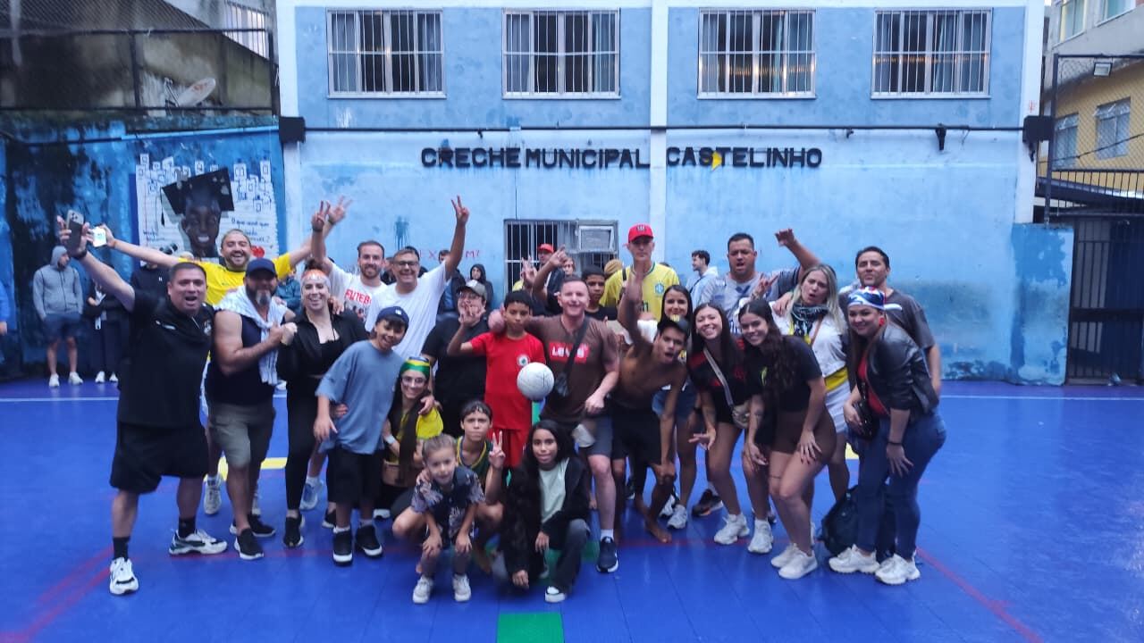 Pichanga de fútbol en una cancha de la Favela Rocinha